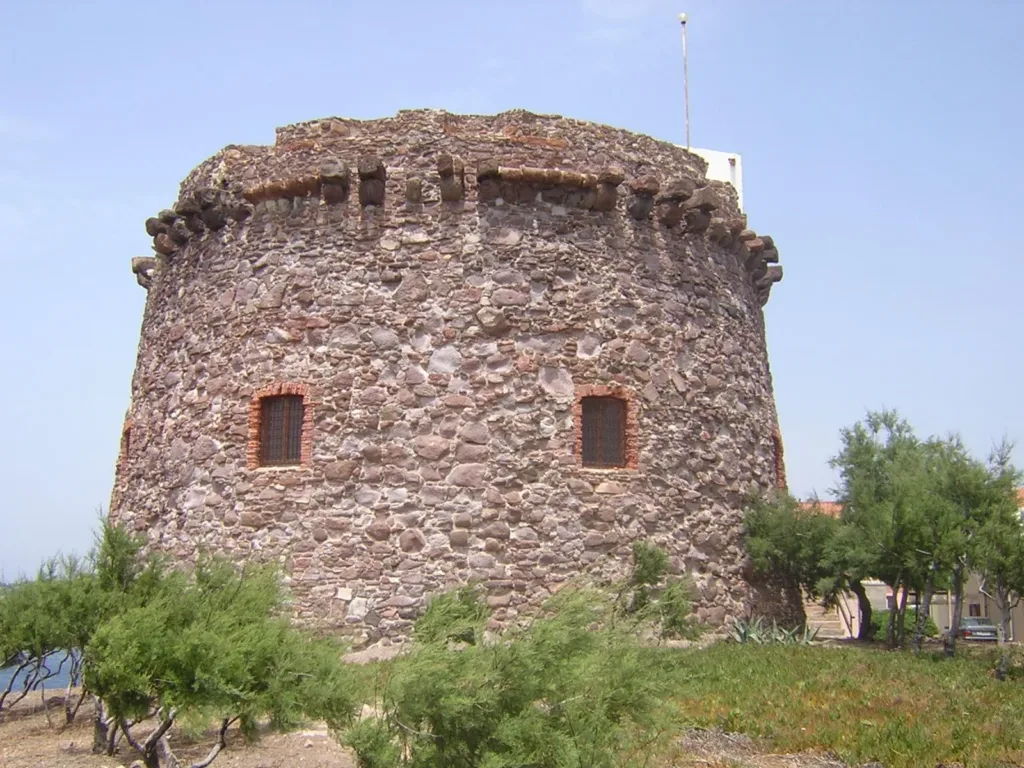 Muratura, aperture e coronamento della torre di Portoscuso.