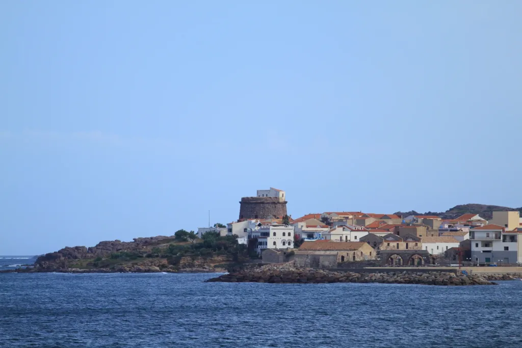 La torre emerge dal profilo costiero dell’abitato.