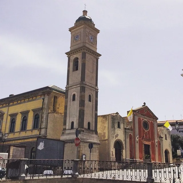 Basilica e campanile affacciati su piazza Parrocchia a Sant’Antioco