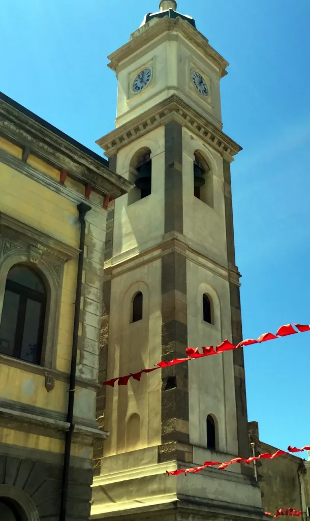 Il campanile accanto alla basilica: una veduta ravvicinata dei diversi livelli