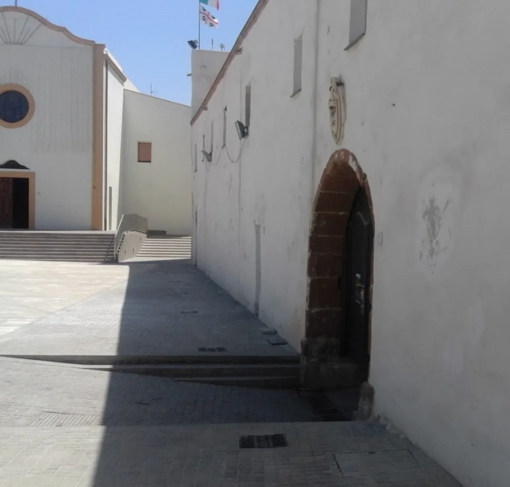 Il fronte di Su Pranu verso la piazza, con la chiesa accanto al complesso