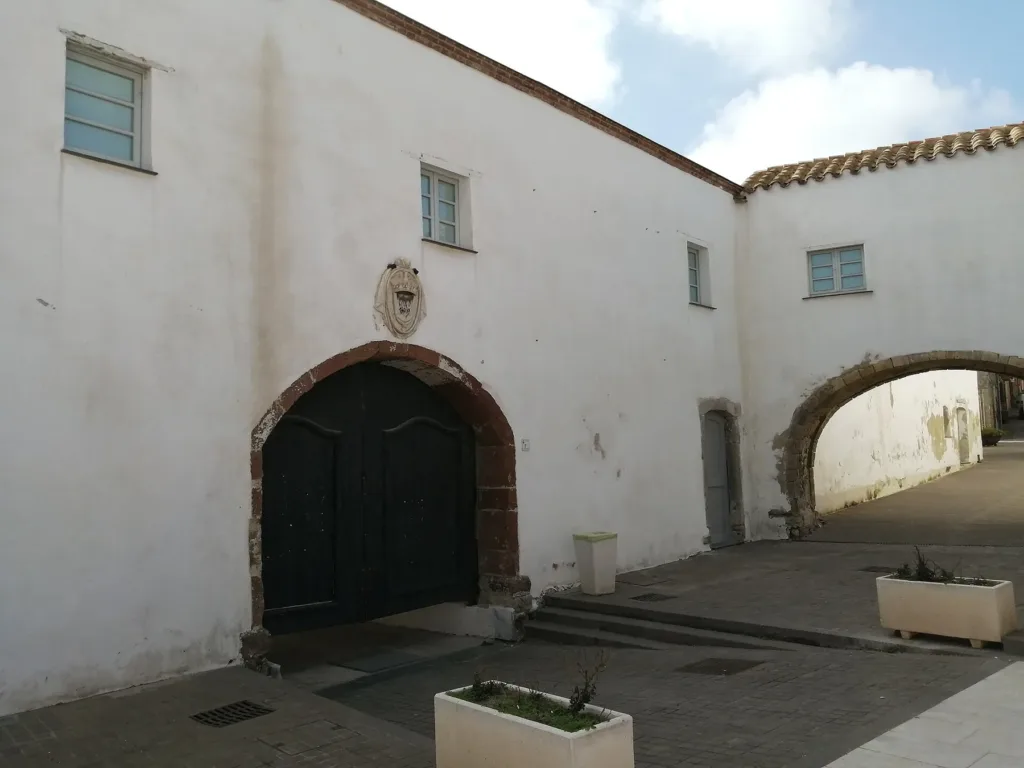 Il portale della tonnara e il passaggio ad arco fra gli edifici