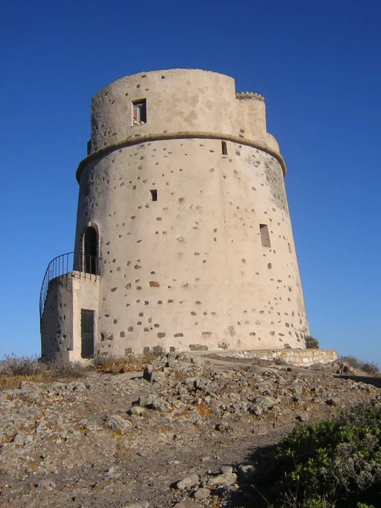 Veduta ravvicinata della struttura e degli accessi di Torre Canai