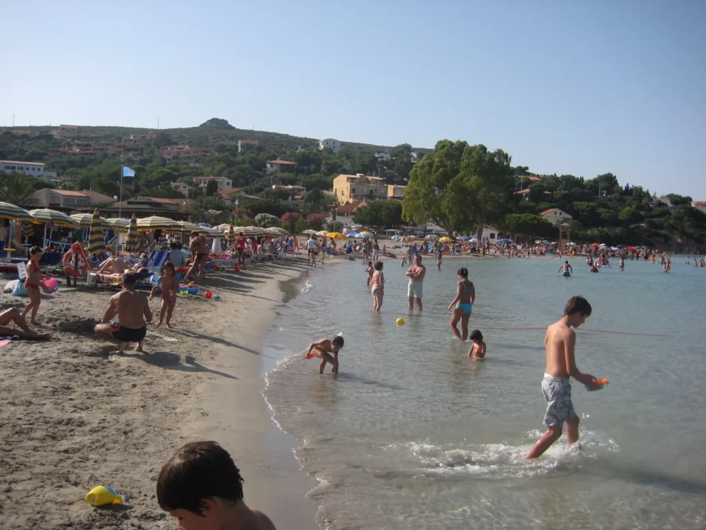Una veduta estiva dell’arenile di Maladroxia fotografata nel 2008