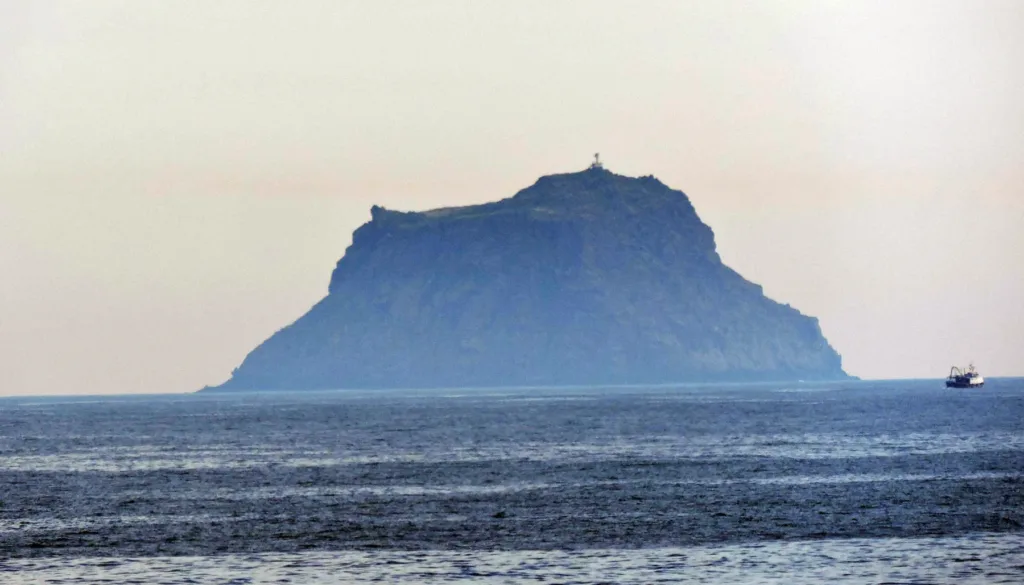 L’isola del Toro osservata a distanza da Capo Sperone