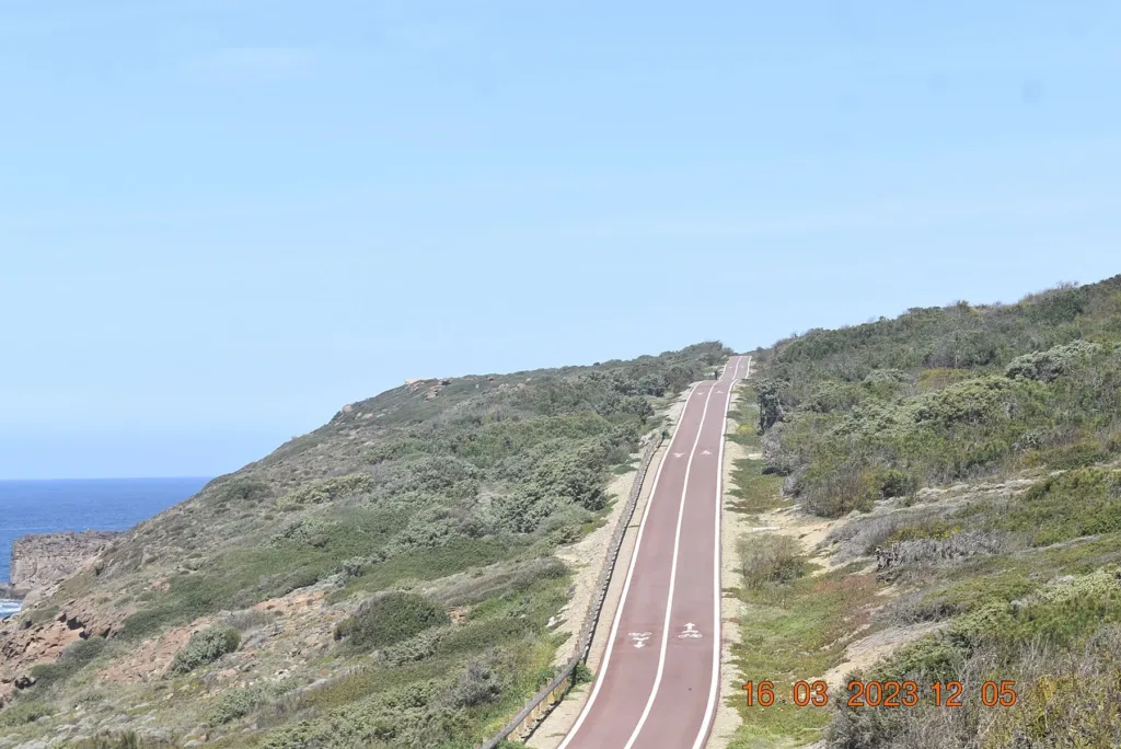 La pista ciclabile di Capo Altano nel paesaggio costiero