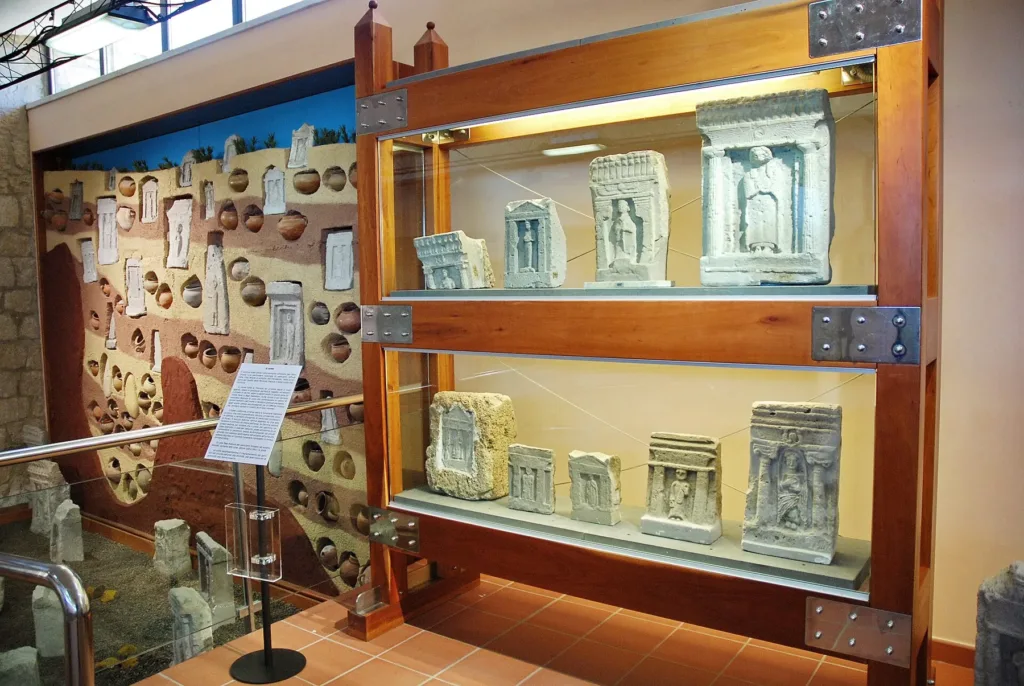 Vetrine con stele e materiali archeologici del Museo Barreca