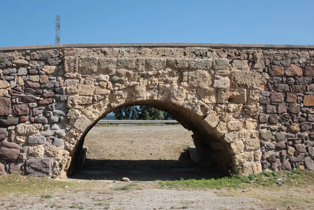 Dettaglio di un arco e delle murature del ponte storico
