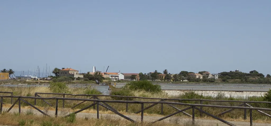 Le saline e il percorso sul margine, vicino all’abitato di Carloforte