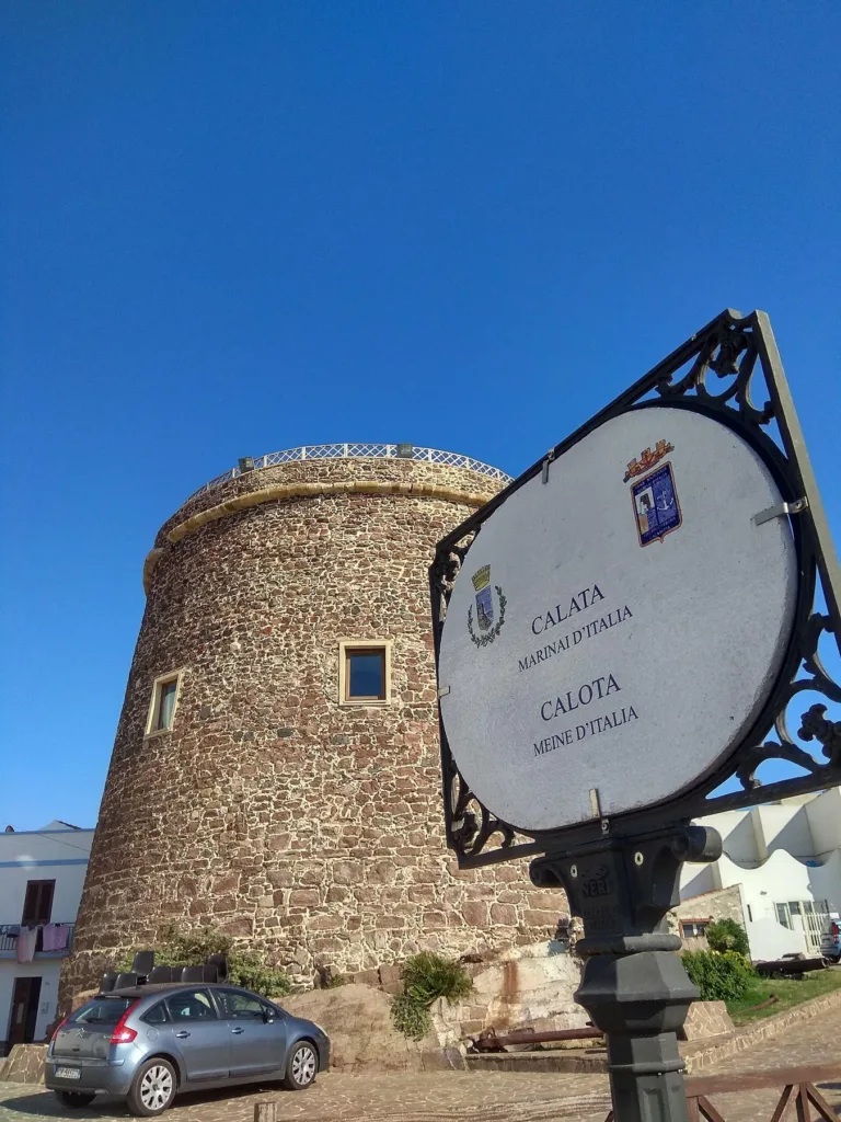 La torre e la segnaletica del centro di Calasetta