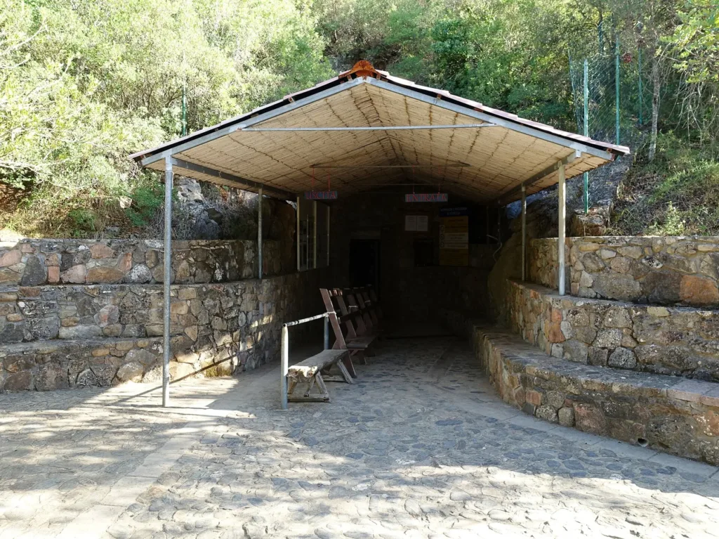 Ingresso delle Grotte Is Zuddas fotografato nel 2017