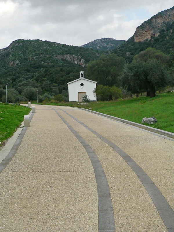Percorso esterno e chiesetta presso la Grotta San Giovanni, nel 2009