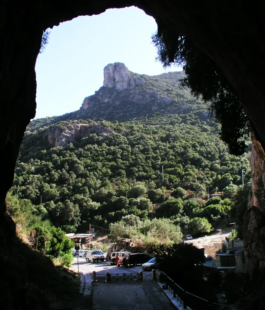 Paesaggio visto dall’interno della Grotta San Giovanni, nel 2010