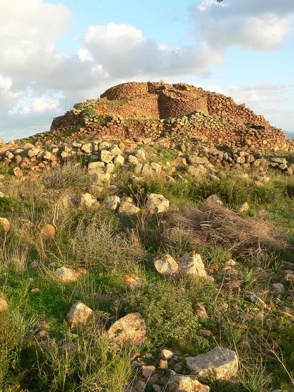 Il nuraghe Seruci sul rilievo, nel 2008