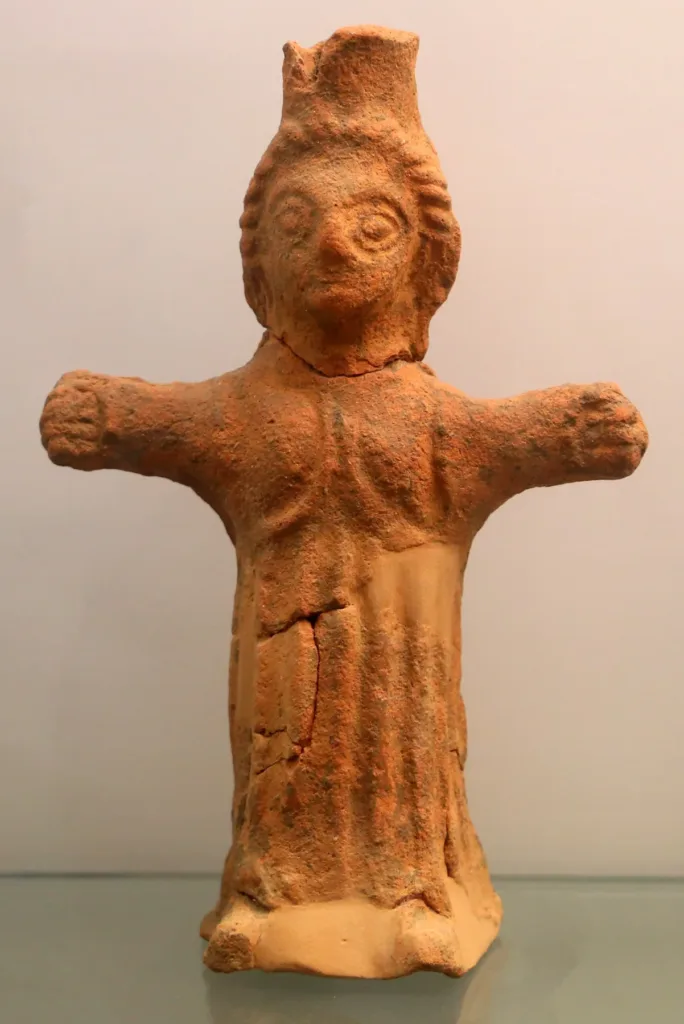 Statuetta dal santuario di Narcao, fotografata al Museo Villa Sulcis di Carbonia nel 2019