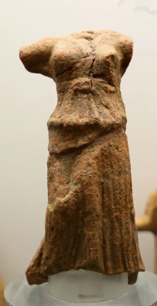 Seconda statuetta frammentaria dal santuario di Narcao, fotografata al Museo Villa Sulcis nel 2019