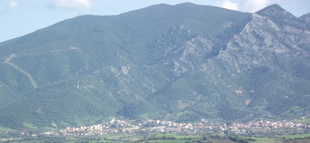 Panorama di Nuxis e dei rilievi circostanti: contesto territoriale, non una veduta della chiesa
