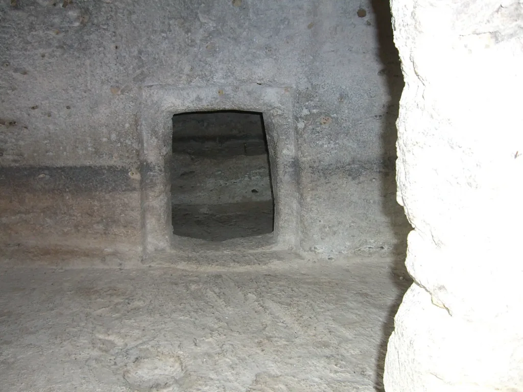 Portello rettangolare fra ambienti della necropoli di Is Loccis Santus