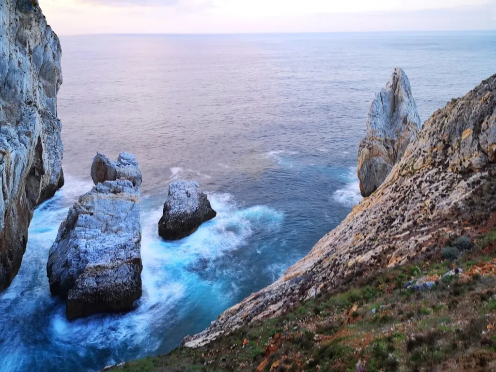 Scogliera e mare osservati dal percorso della Galleria Henry