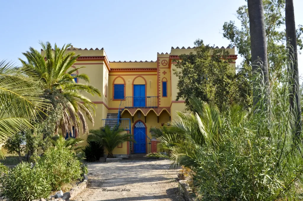Il prospetto di Villa Salazar dall’asse del viale del giardino