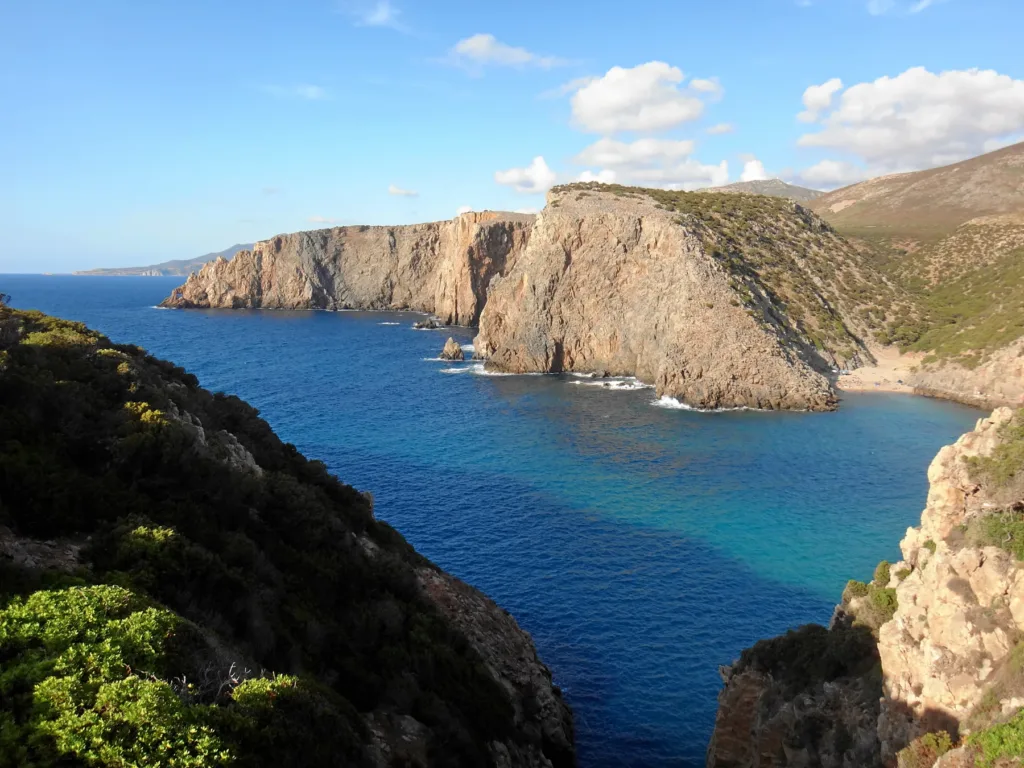 La baia di Cala Domestica con Sa Caletta sulla destra