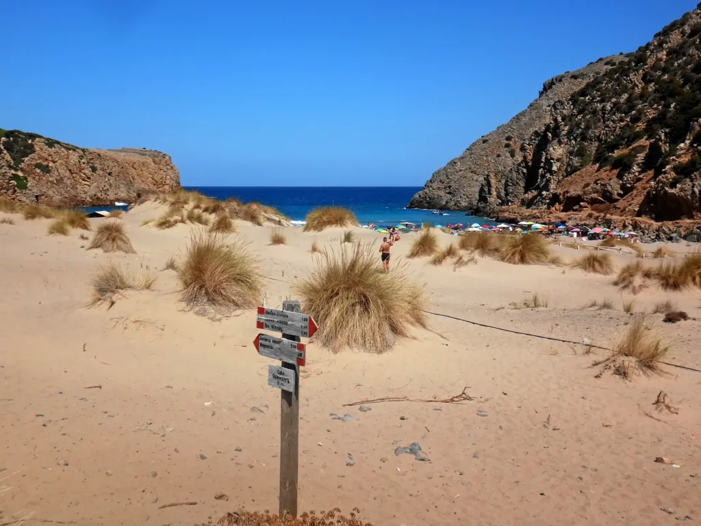 Dune e segnaletica dietro la spiaggia di Cala Domestica