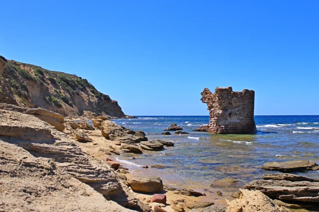 Ruderi della torre di Porto Paglia lungo la costa rocciosa
