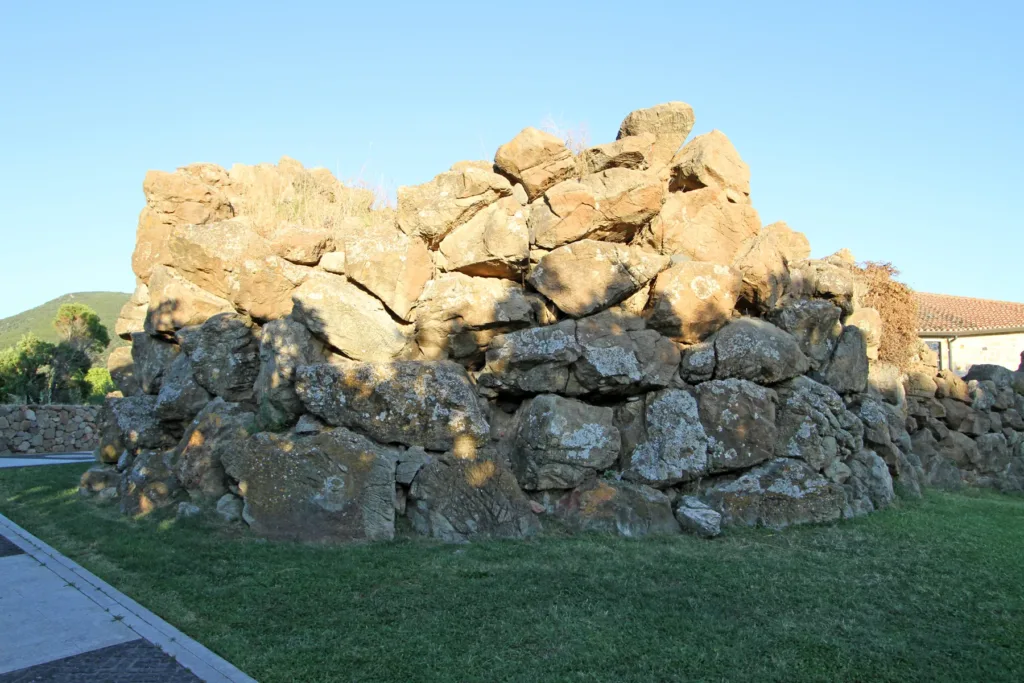 La massa muraria del nuraghe Arresi osservata lateralmente