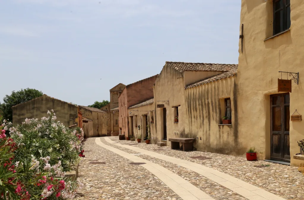 Prospetti, porte e sedute lungo una strada di Tratalias vecchia