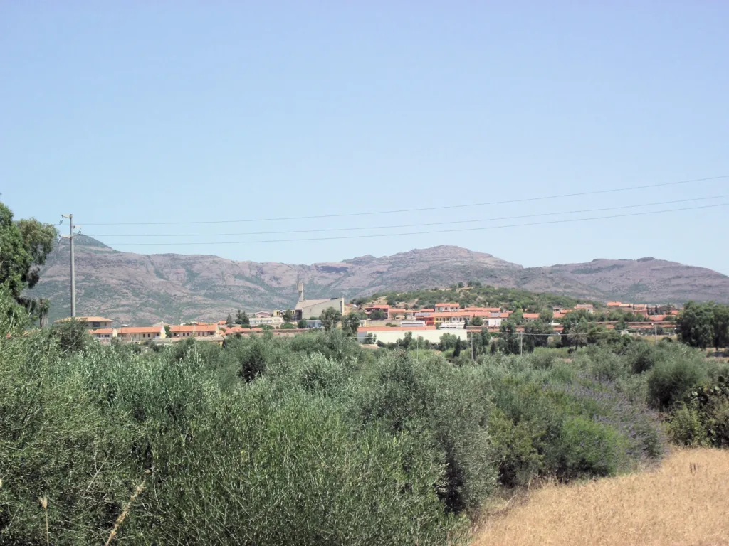 Il nuovo centro abitato di Tratalias visto dalla campagna