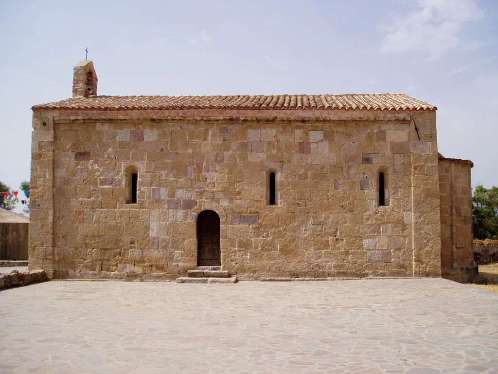 Fianco destro e parte dell’abside della chiesa di Santa Maria di Palmas