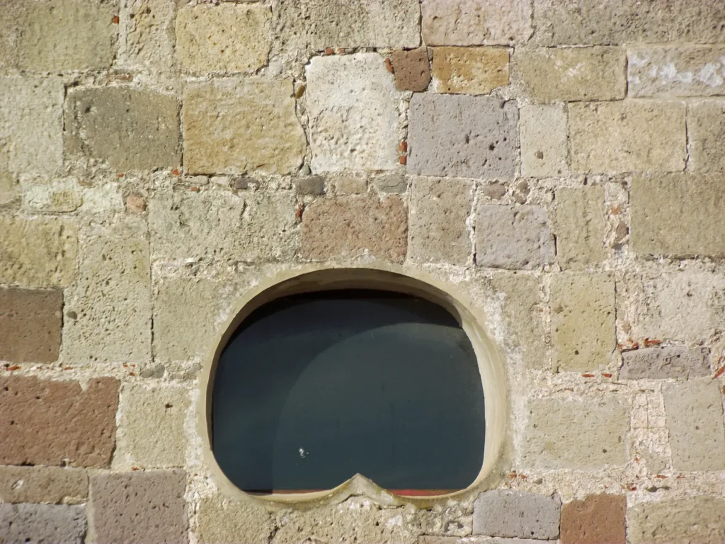 Profilo della finestra e conci della facciata di Santa Maria di Palmas