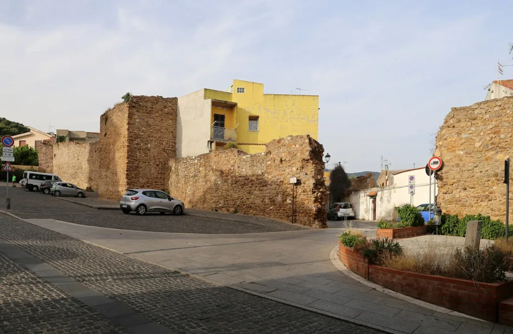 Resti delle mura nell’area di Porta Nuova, accanto alla città contemporanea.
