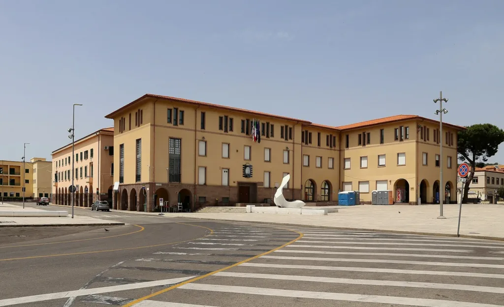 La facciata del municipio di Carbonia affacciata su Piazza Roma.