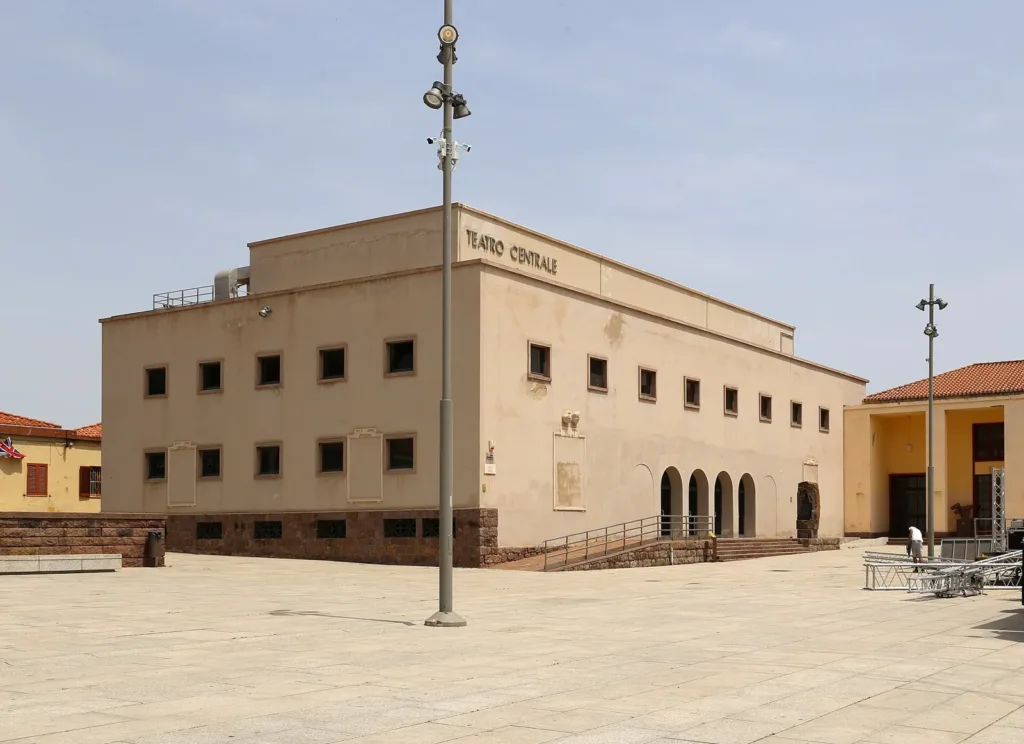 Il Teatro Centrale di Carbonia, parte dell’insieme urbano di Piazza Roma.
