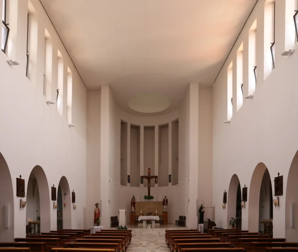 La navata centrale di San Ponziano, con le aperture verso le navate laterali.