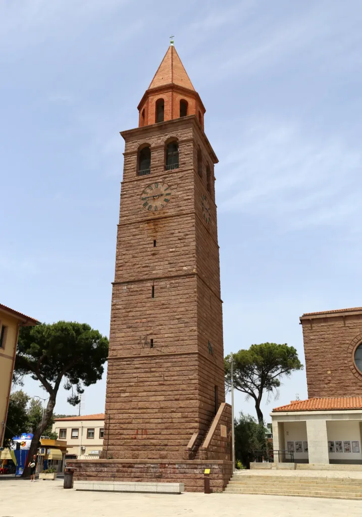 Il campanile di San Ponziano: fusto quadrato e cuspide in mattoni.