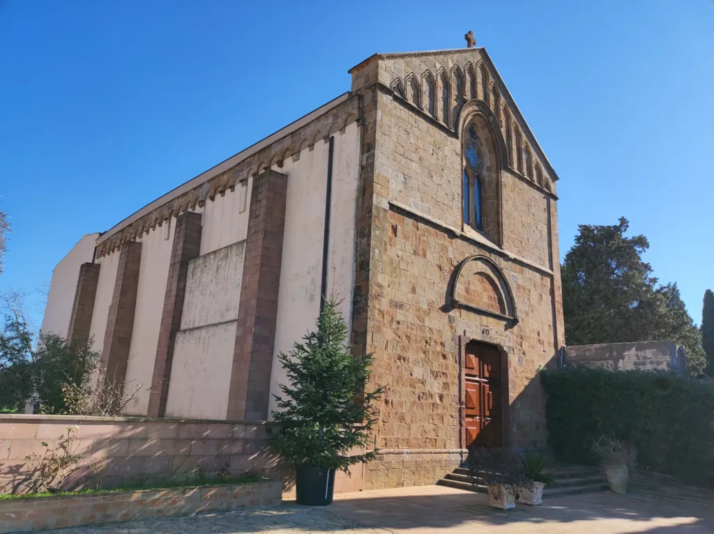 Il fianco e la facciata della chiesa di Valverde in una vista obliqua.
