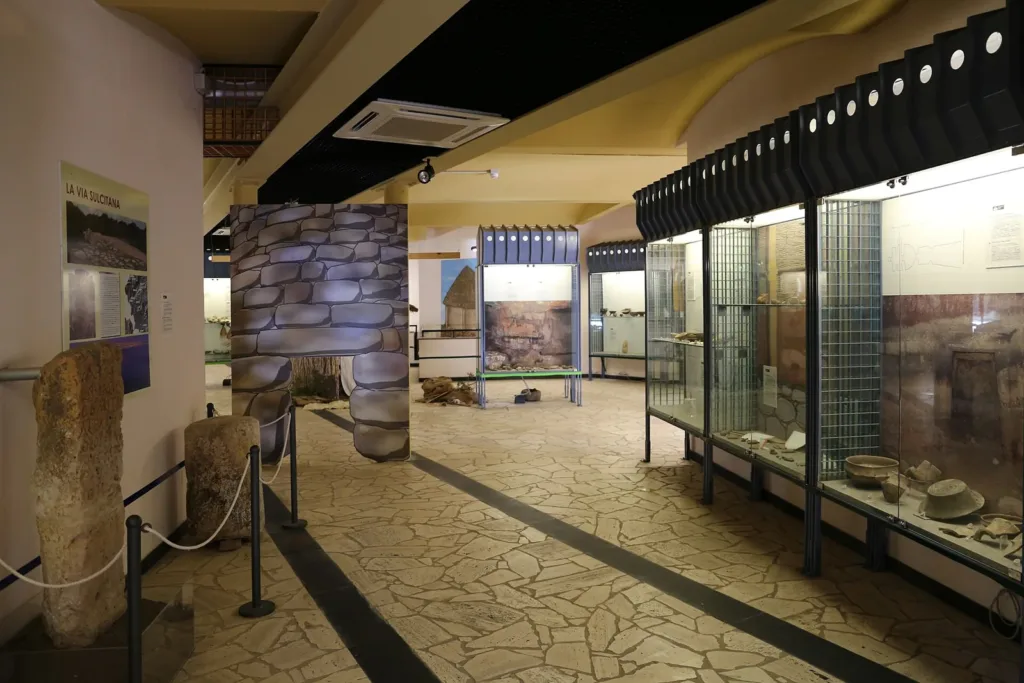 Una sala del Museo archeologico Villa Sulcis, con vetrine e allestimenti.